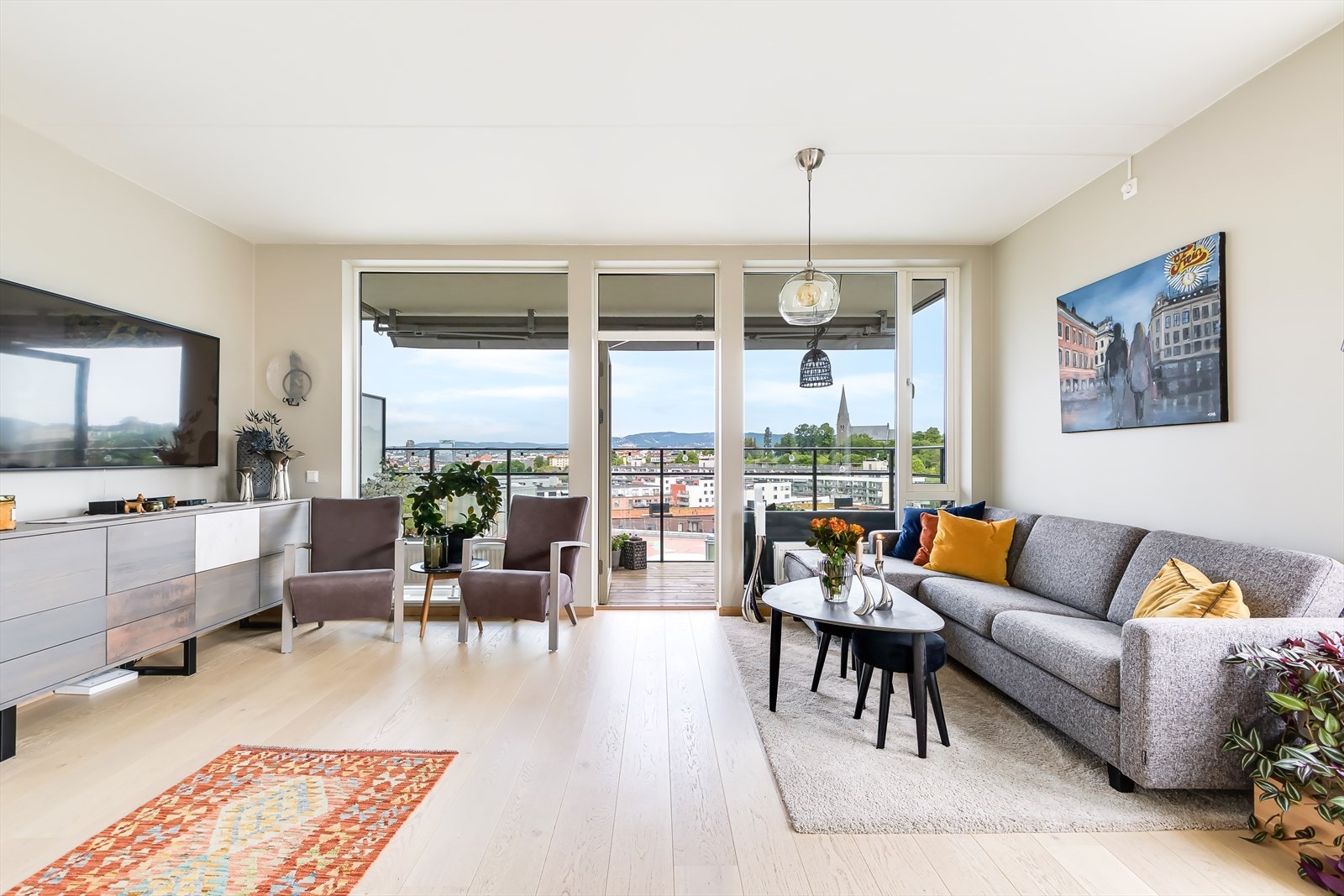 Delikat og åpen stue med store vindusflater som gir godt med lysinnslipp. Galleribilde