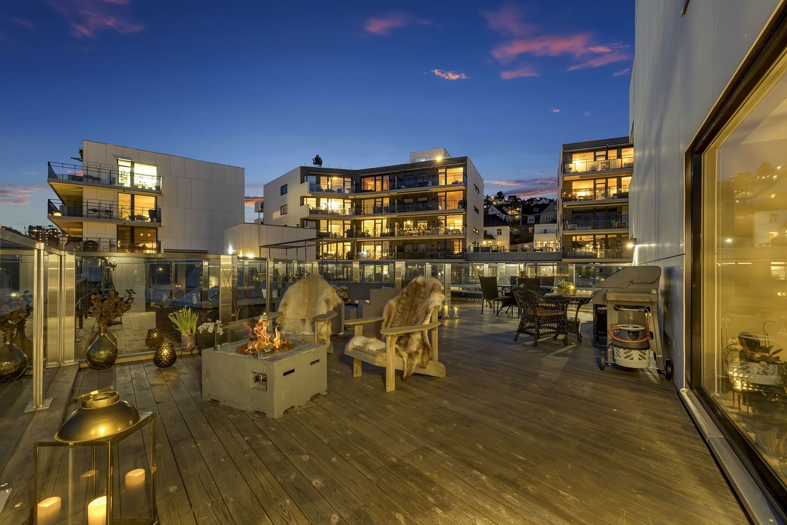 Det er god plass til alt du måtte trenge av utemøblement, grill, beplanting m.m. Her er det kun fantasien som setter grenser! Galleribilde