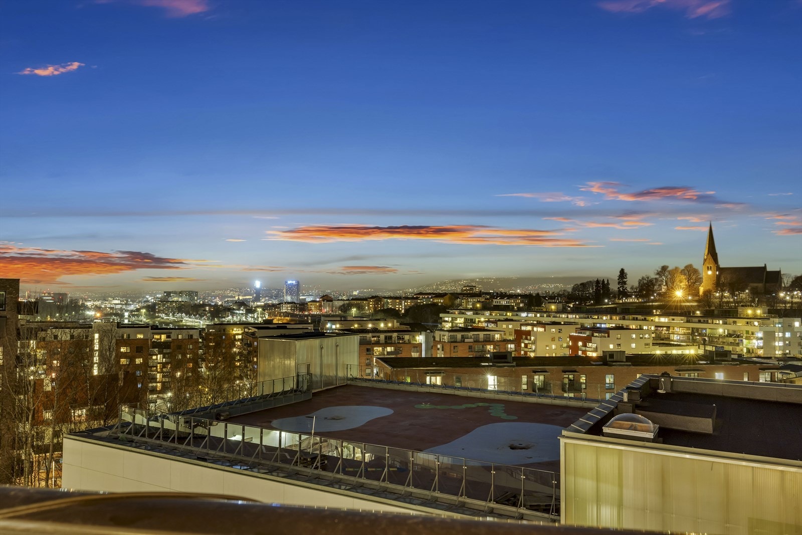 Her bor du i rolige omgivelser, med kort vei til det pulserende bylivet! Galleribilde