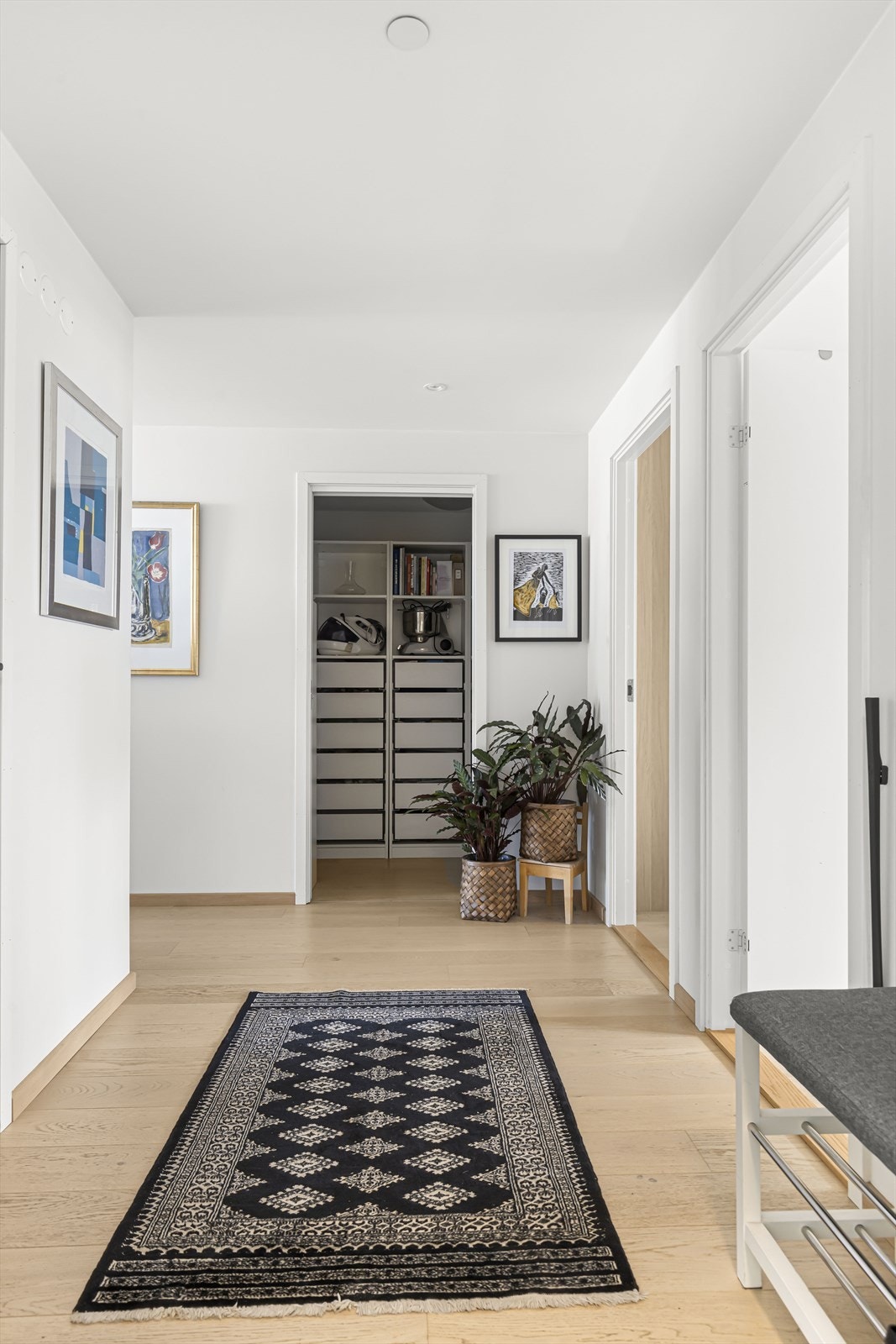 Innbydende entré som gir et godt førsteinntrykk av boligen. Her har du gode muligheter til å henge fra deg yttertøy og sko. Fra entréen har du tilgang til alle rom, samt den innvendige boden som gir ekstra god lagringsplass. Galleribilde