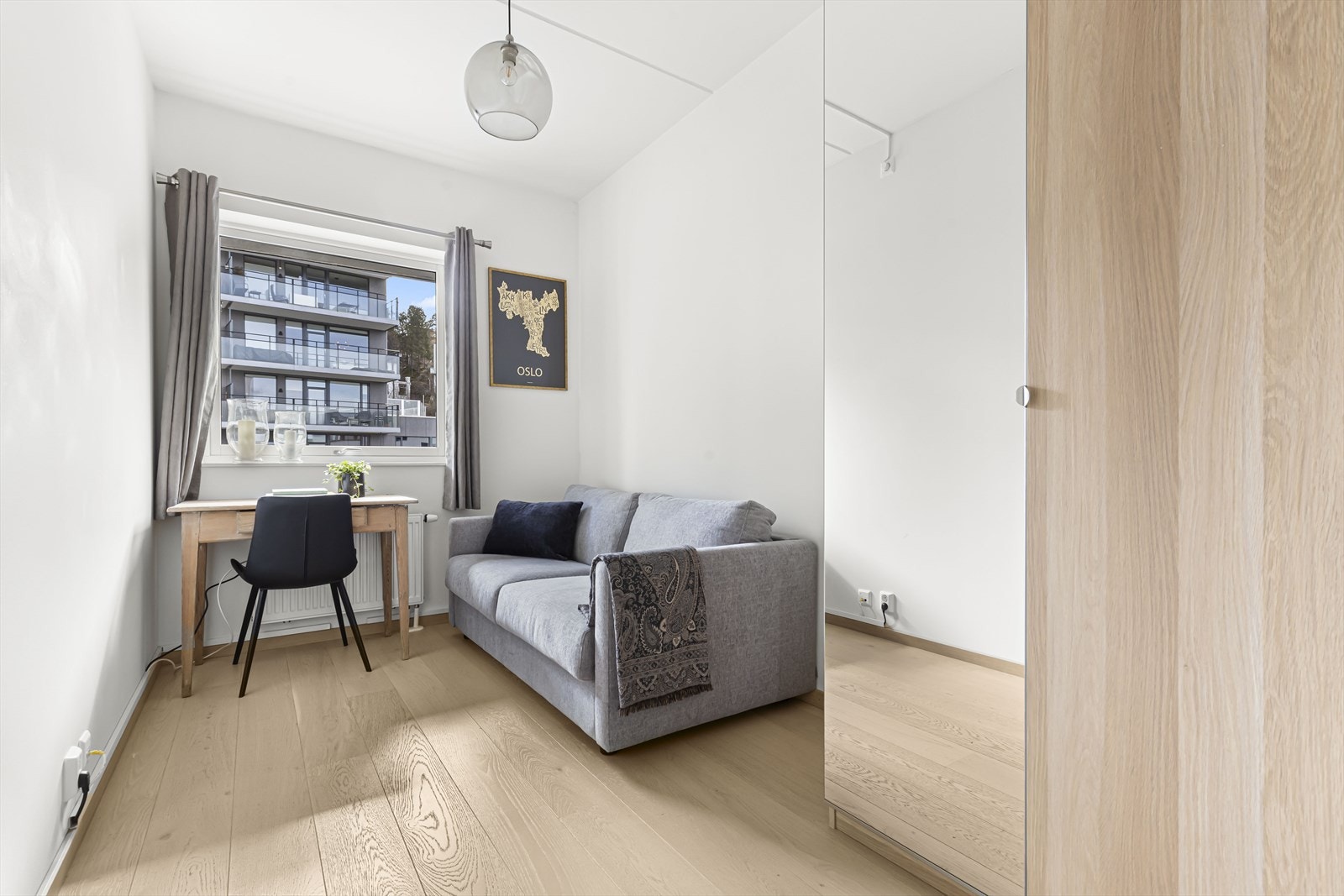 Det andre soverommet har plass til seng, kontorløsning og garderobeskap. Galleribilde