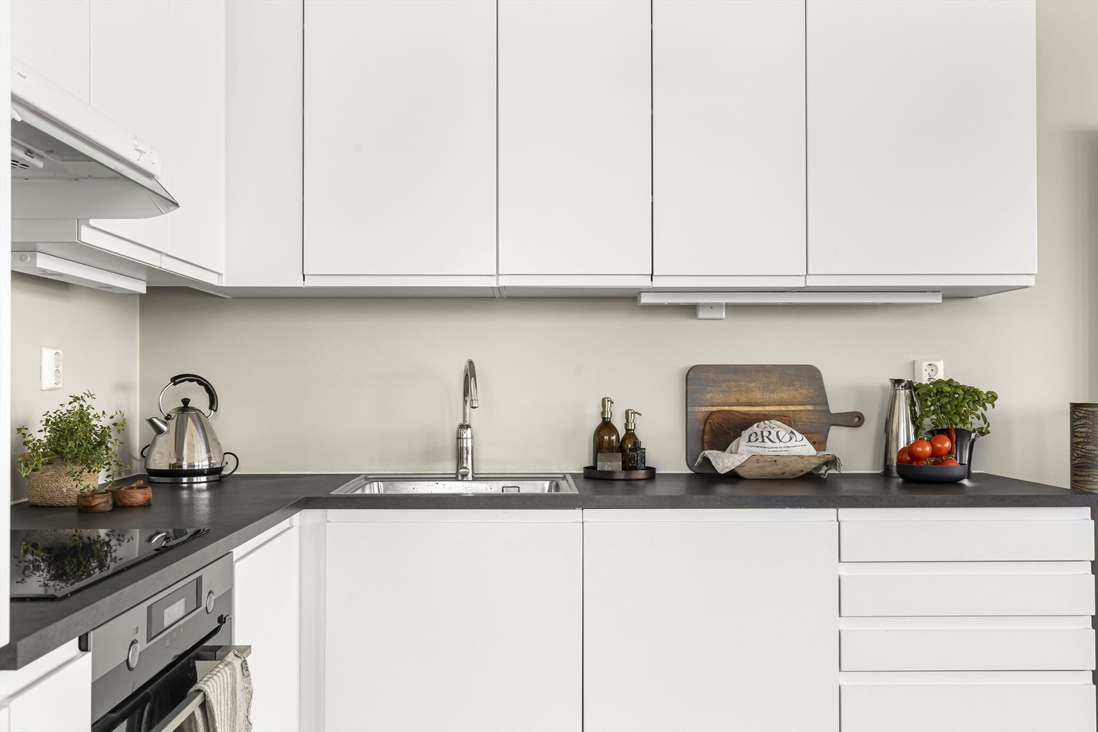 Kjøkkenet er fra 2019, og har en stilren innredning med slette fronter og benkeplate av laminat. Galleribilde