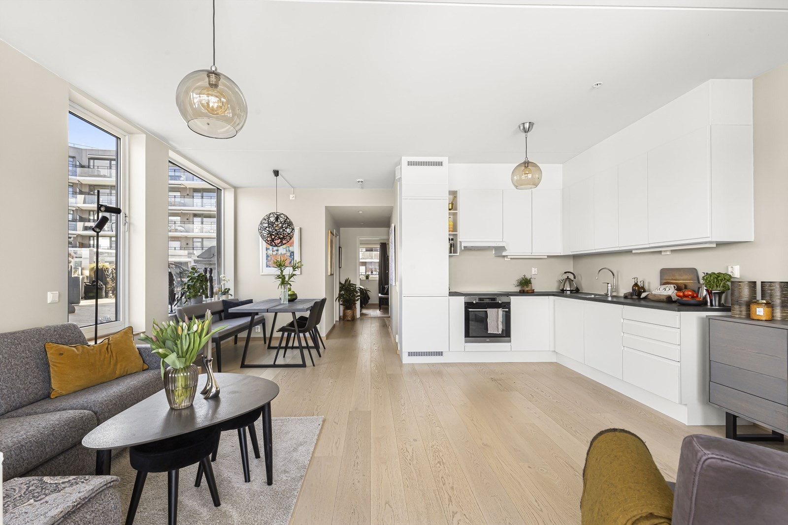 Den åpne kjøkkenløsningen mot stuen gjør oppholdsrommet perfekt for sosiale settinger. Galleribilde