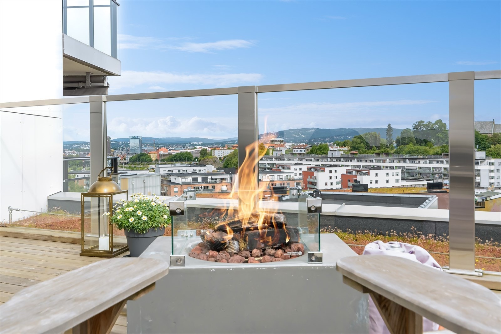 Terrassen er et perfekt sted for morgenkaffen eller en avslappende kveld, med en fantastisk utsikt. Galleribilde