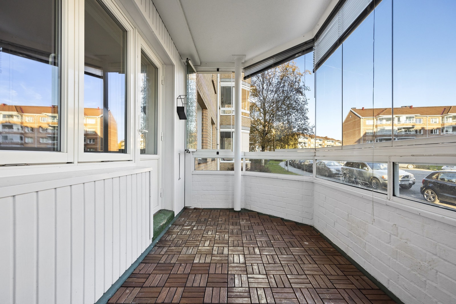 Innglasset balkong på 8 m². Balkongen er en fin forlengelse av stuen på fine, varme dager. Galleribilde