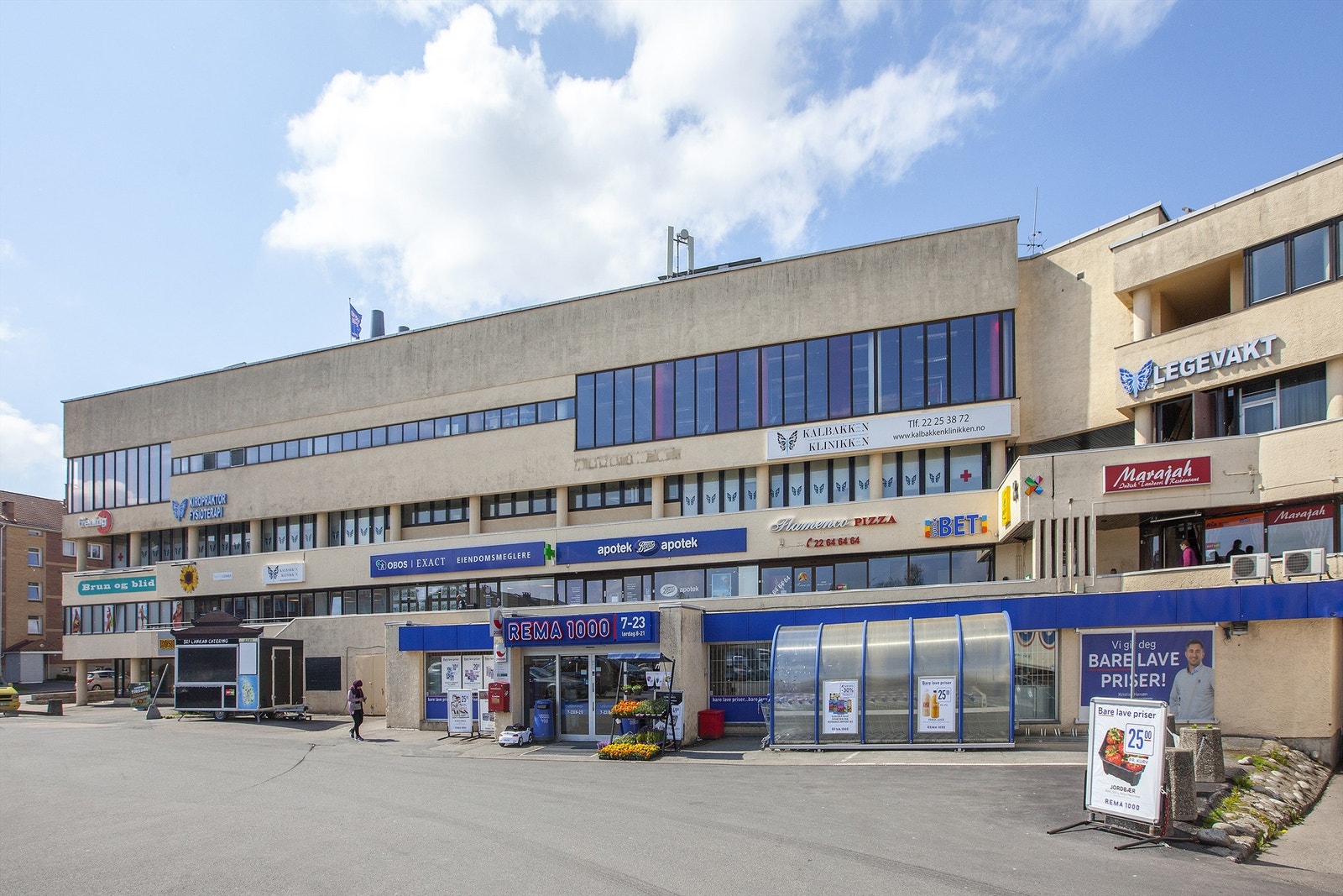 Nærhet til Kalbakken nærsenter har et variert servicetilbud med matbutikker, apotek, frisør, legevakt, fysioterapi, diverse gatekjøkken m.m. Galleribilde