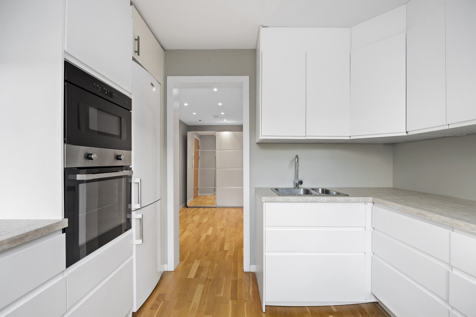 Det er installert lekkasjestopper under oppvaskkum. Galleribilde