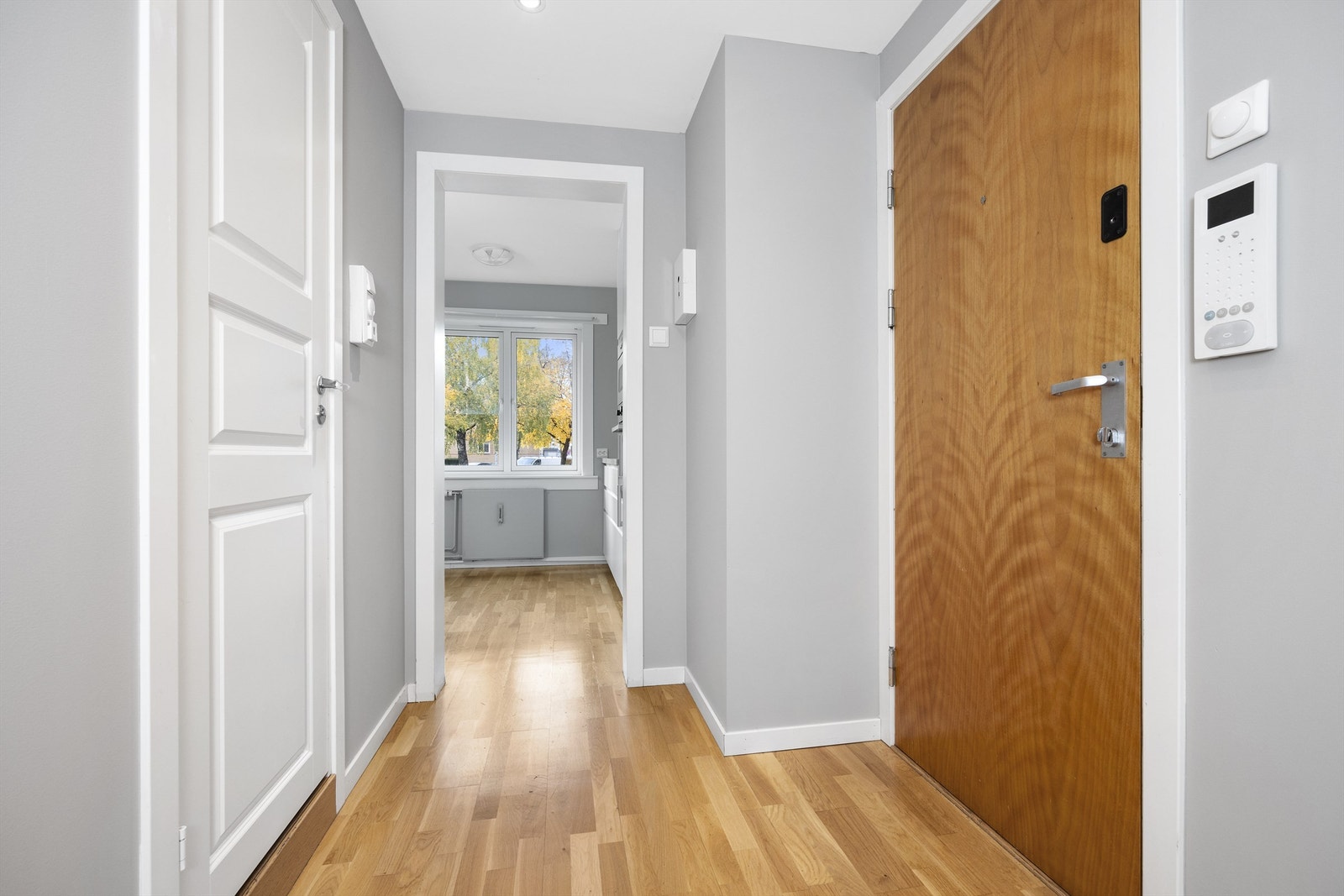 Praktisk entrè beliggende midt i leiligheten knytter alle rommene sammen. Galleribilde