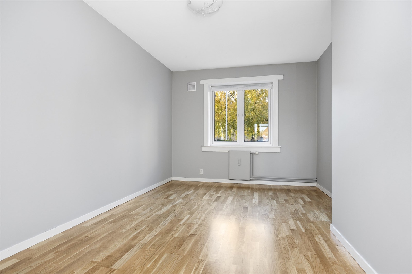 Fint hovedsoverom med adkomst fra stuen. Galleribilde