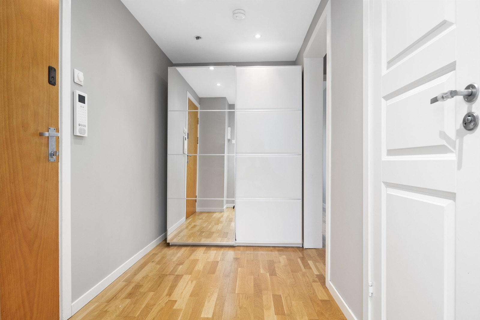 Her er det bl.a umiddelbar tilgang til badet, samt gode oppbevaringsmuligheter til yttertøy og div. Galleribilde