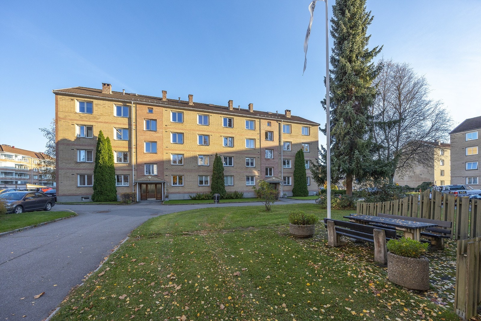Eiertomt på 39.568 kvm som tilhører borettslaget. Tomten er fellesareal og er meget pent stelt med grøntområder mellom og rundt blokkene. Galleribilde