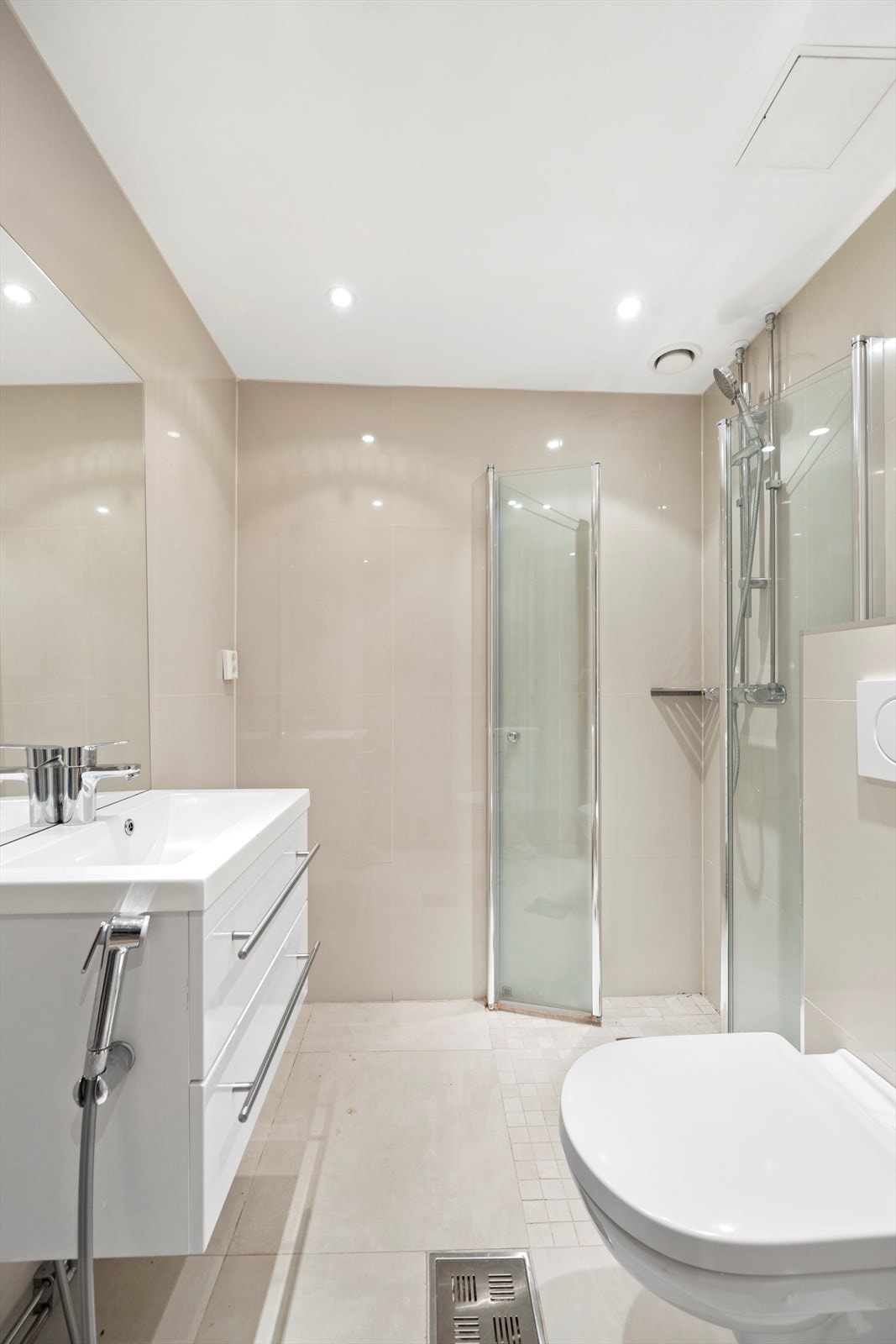 Nyere bad med bl.a. gulvvarme og praktisk dusjhjørne med innfellbare dusjdører. Galleribilde