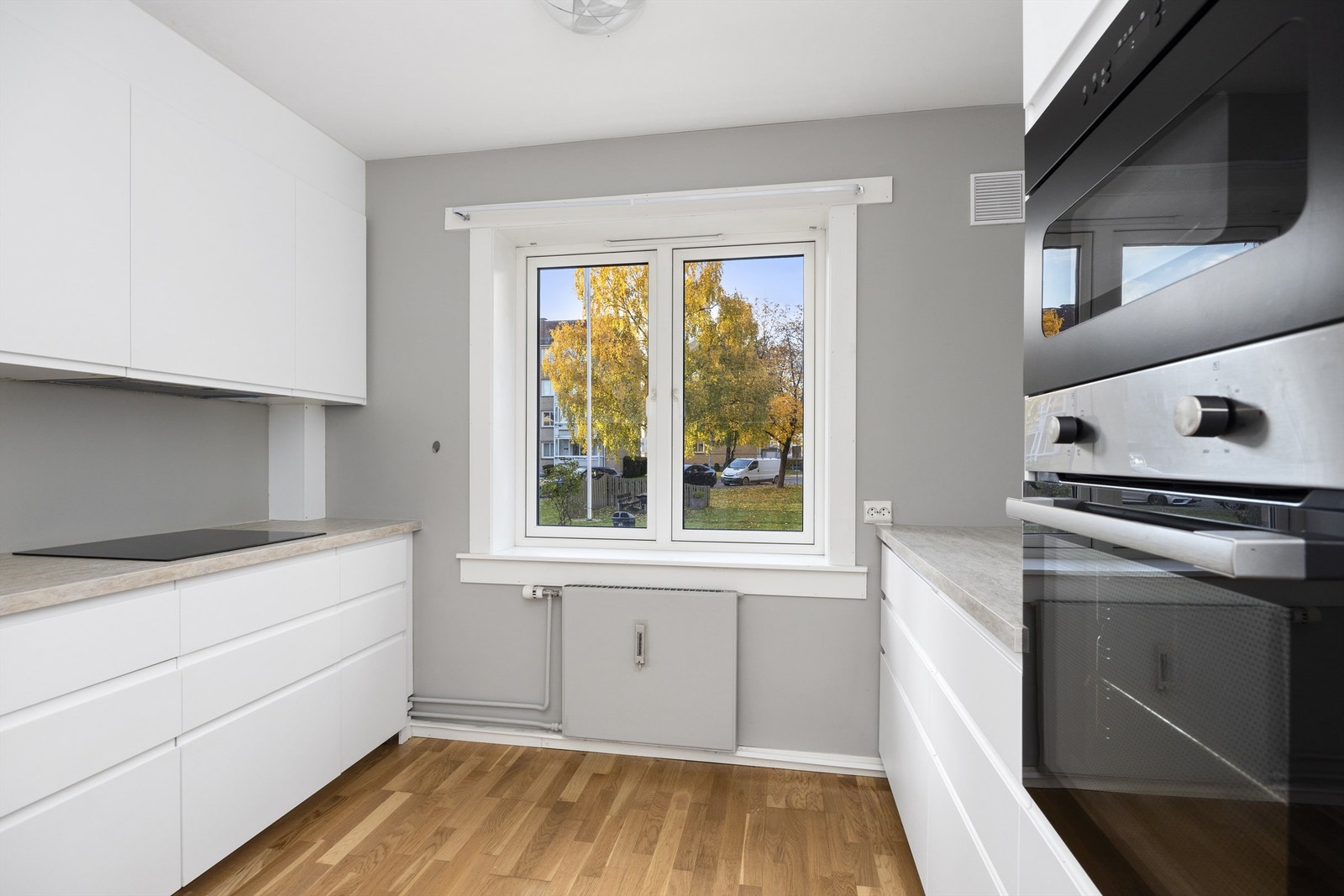 Kjøkkenet har fått nye, glatte fronter og har integrert kjøleskap, oppvaskmaskin og stekeovn Galleribilde