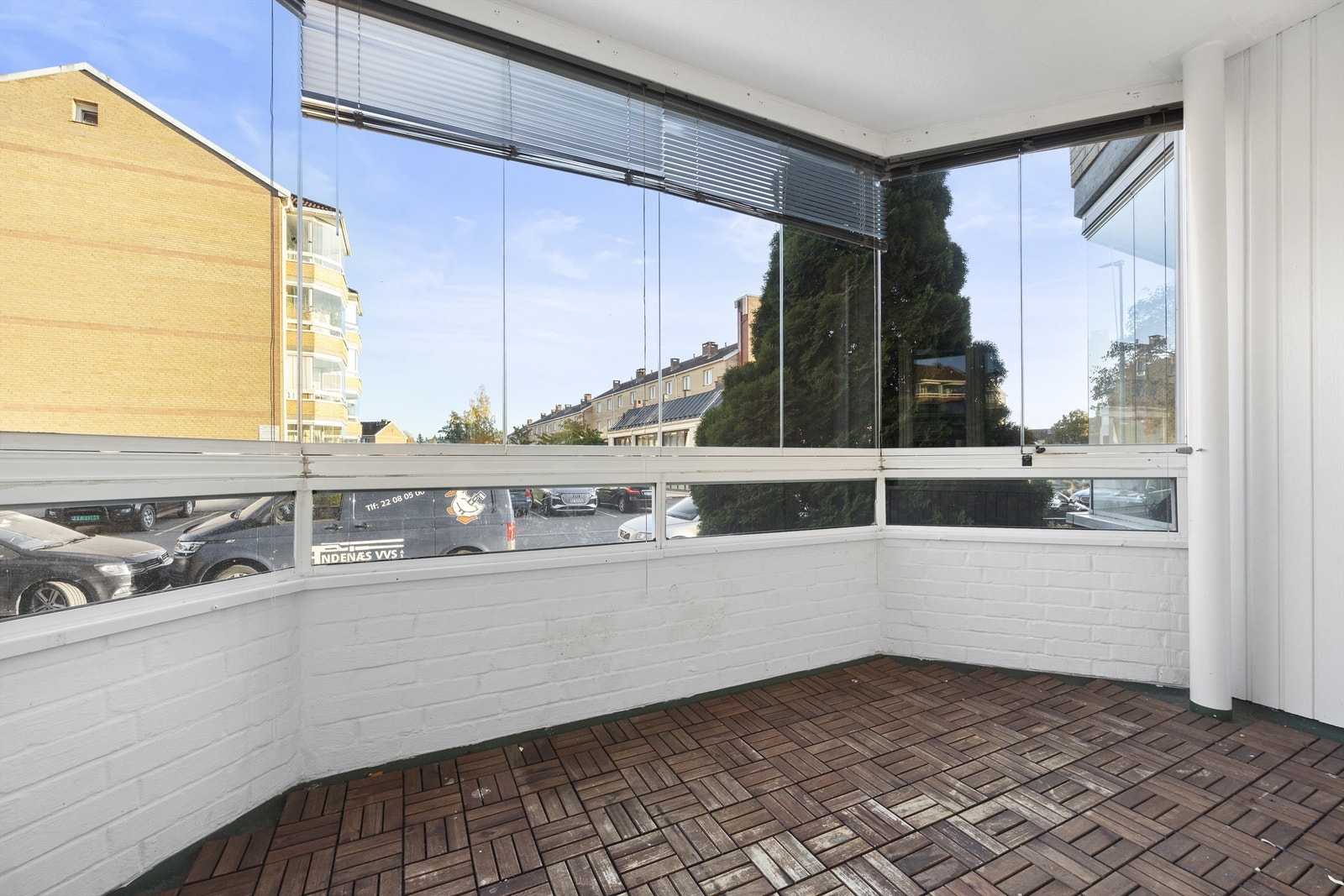 En lys og innholdsrik 3-roms beliggende i en høy 1. etasje. Galleribilde