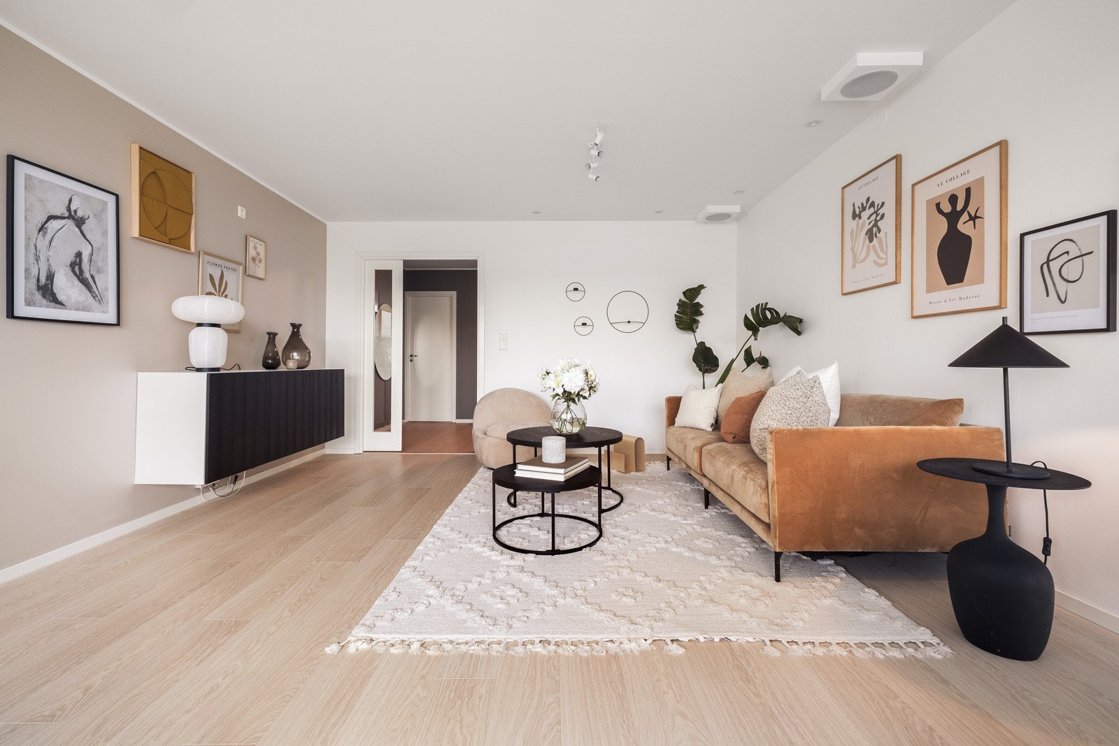 Det er en praktisk åpen stue/kjøkkenløsning på hele 37m² Galleribilde