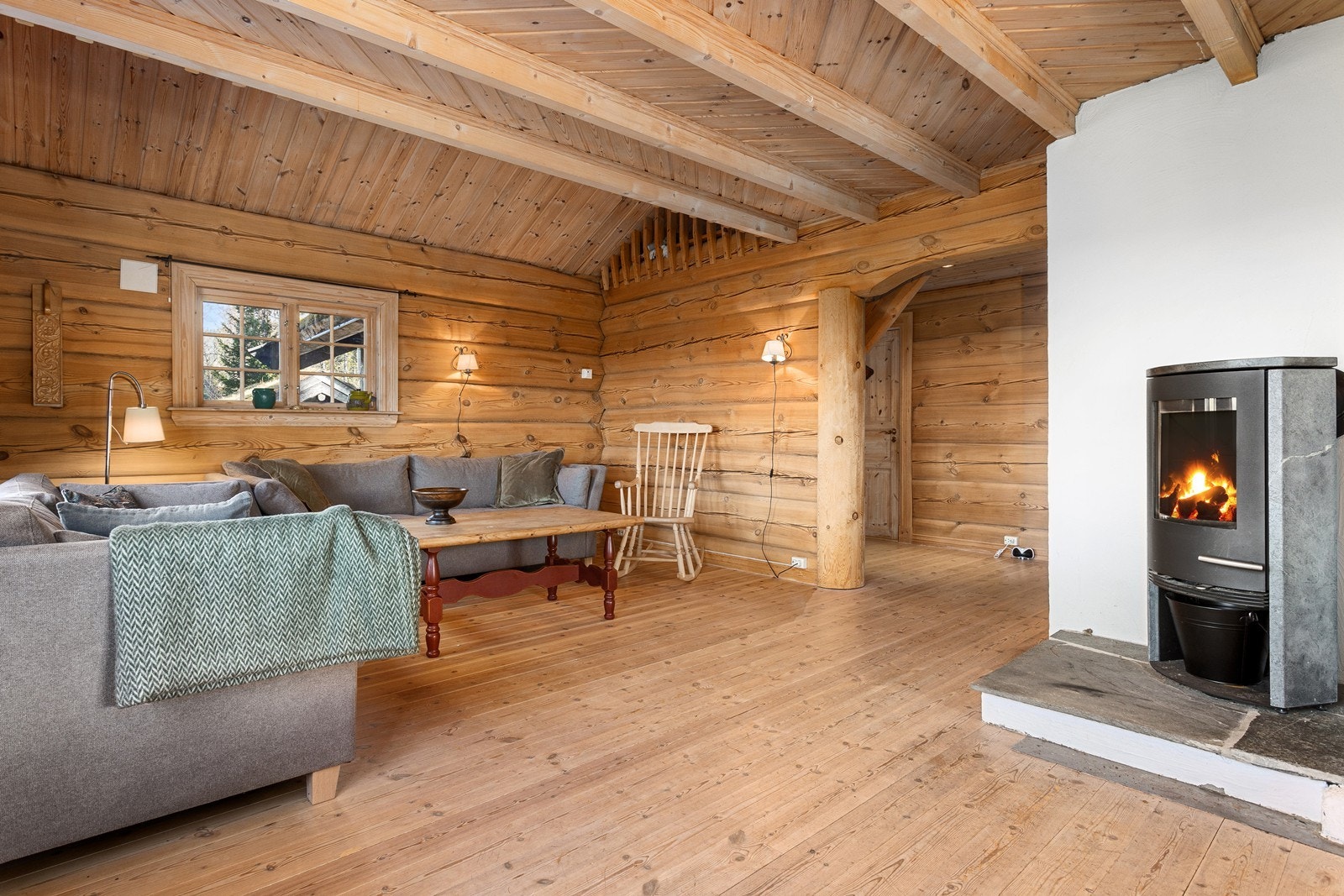 Deler av stuen har en romslige takhøyde, noe som bidrar til en god romfølelse. Galleribilde