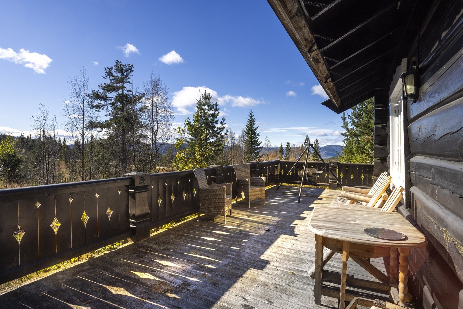 Utendørs har man en stor terrasse med gode solforhold og utsikt omkringliggende fjellområder. Galleribilde