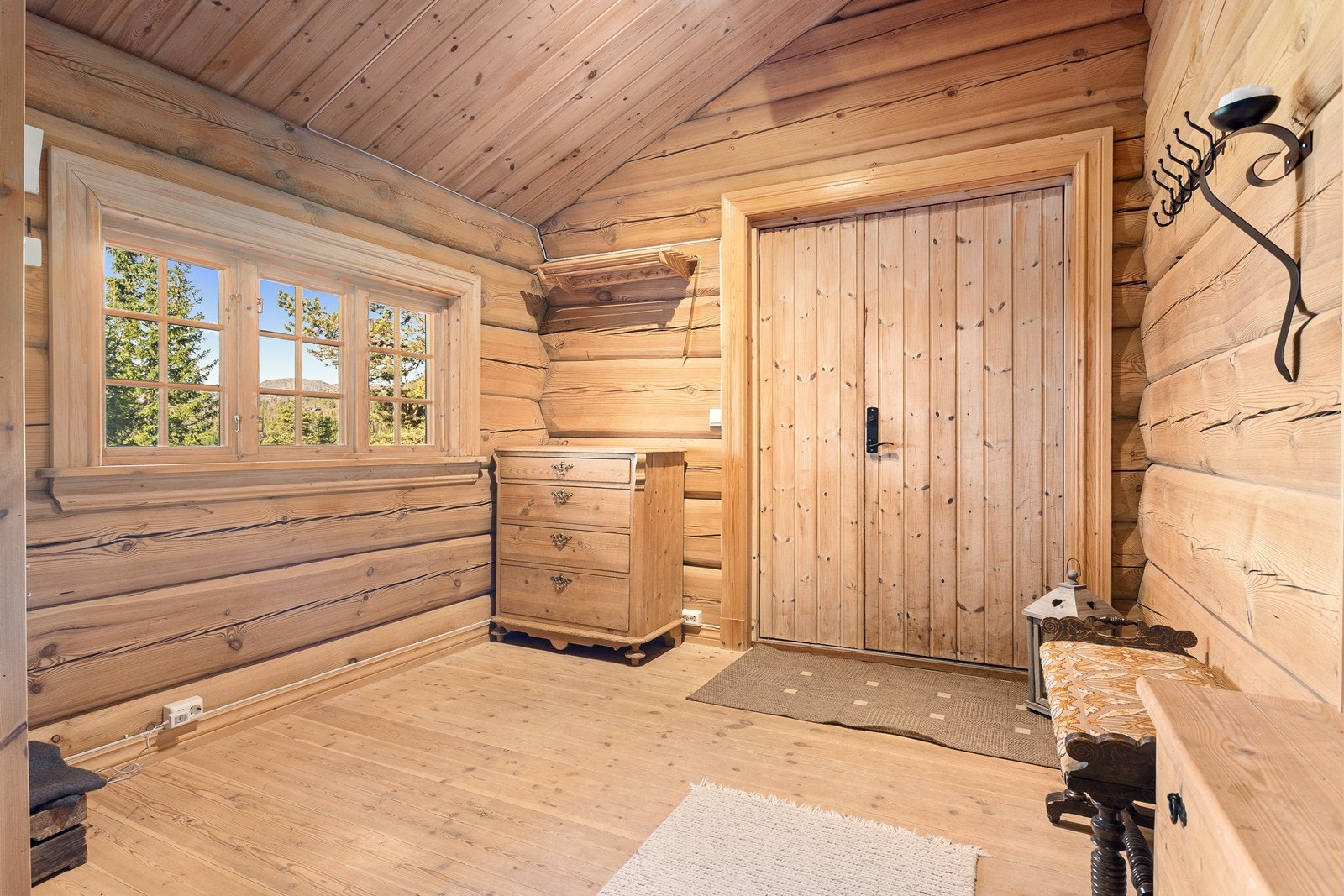 Her ønskes man velkommen inn i en romslig entré med god plass til å henge fra seg yttertøy. Galleribilde