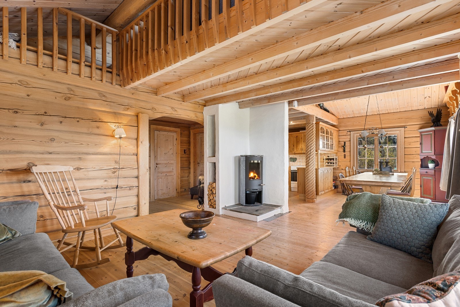 Rommet har også en vedovn som varmer godt på kalde dager, samt en praktisk vednisje. Galleribilde