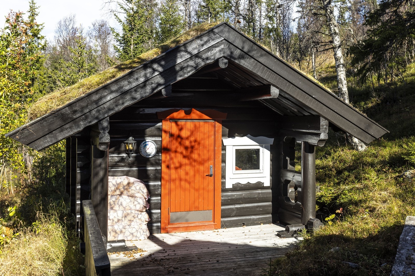 Utendørs er det et frittstående anneks i laftet tømmer som inneholder en gang og et innredet rom. Galleribilde