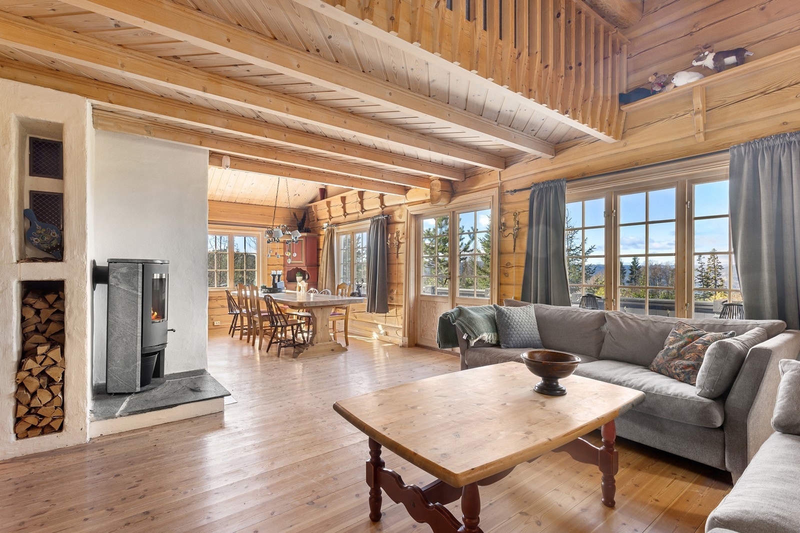 Hytta har en åpen stue- og kjøkkenløsning med gode møbleringsmuligheter av ulike soner. Galleribilde