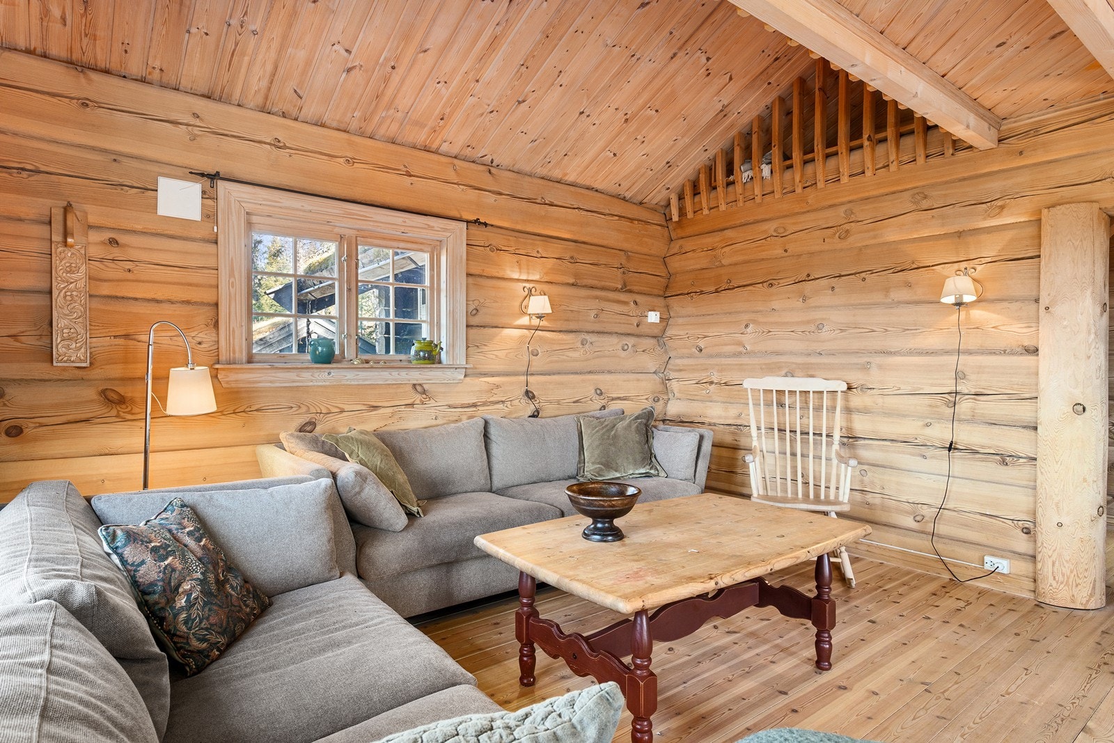 Det er god plass til en stor og hyggelig sofagruppe. Galleribilde