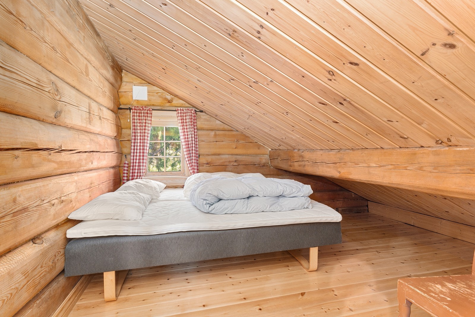 I tillegg til soverommene i 1. etasje har hytta en sovehems med 4 sengeplasser. Galleribilde