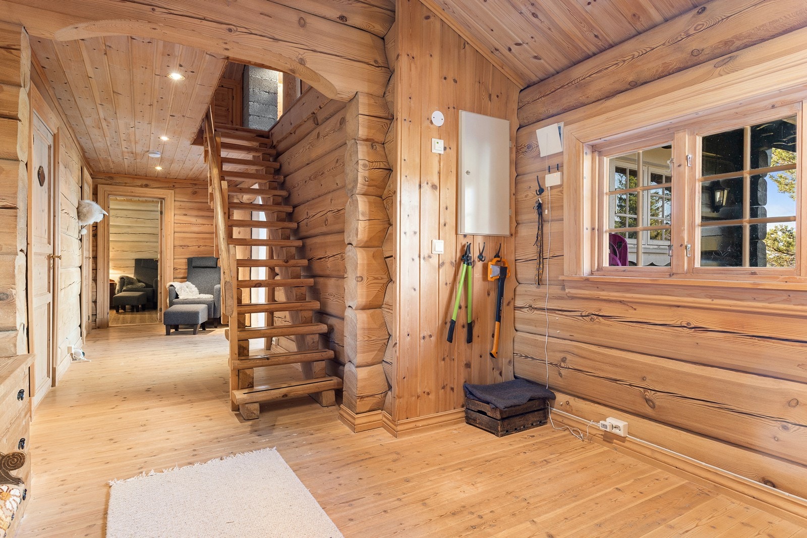 Fra entré går trappen opp til hyttens hems. Galleribilde