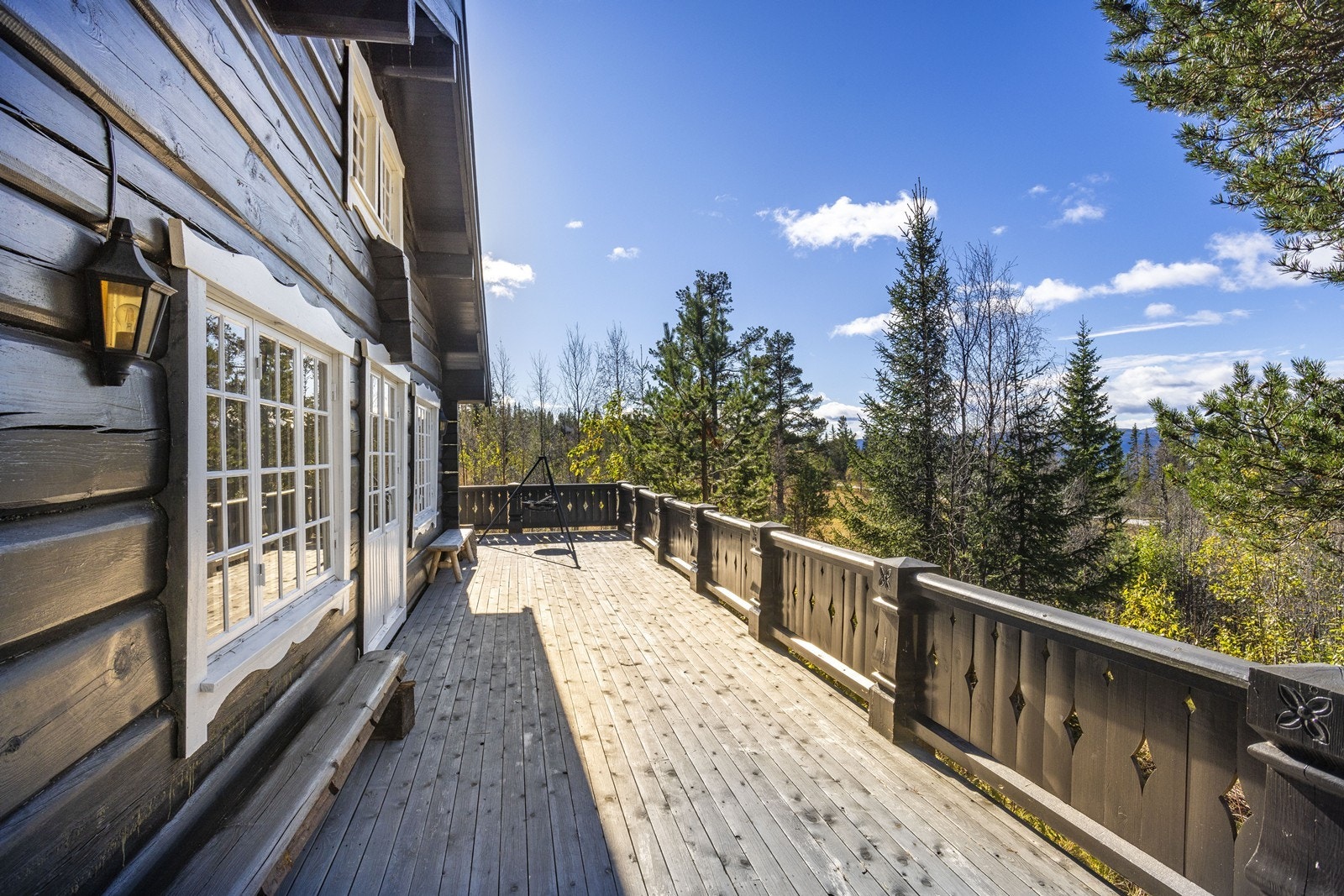 Med utgang fra stue har man en stor terrasse med gode solforhold og utsikt omkringliggende fjellområder. Galleribilde