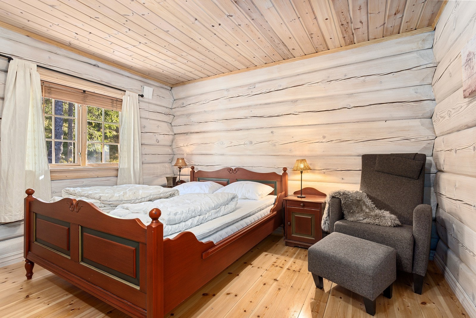 Hytta har to soverom, hvor hovedsoverommet har plass til dobbeltseng med tilhørende nattbord og garderobe. Galleribilde