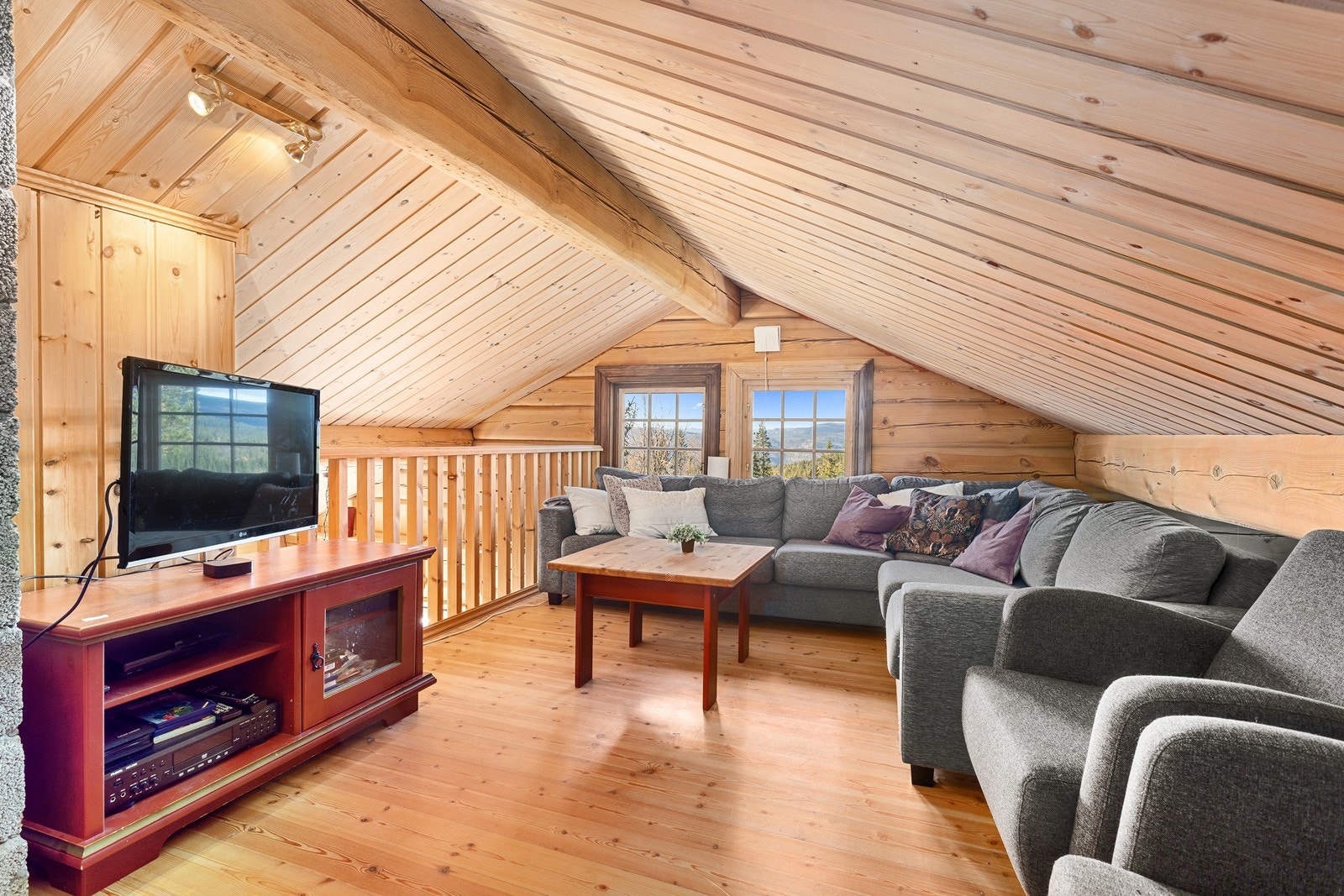 På hemsen finner man en innredet loftstue, som gir ekstra boltreplass til barna/ungdommen i familien. Det gjøres oppmerksom på at hemsen på grunn av lav takhøyde ikke er godkjent for varig opphold. Galleribilde