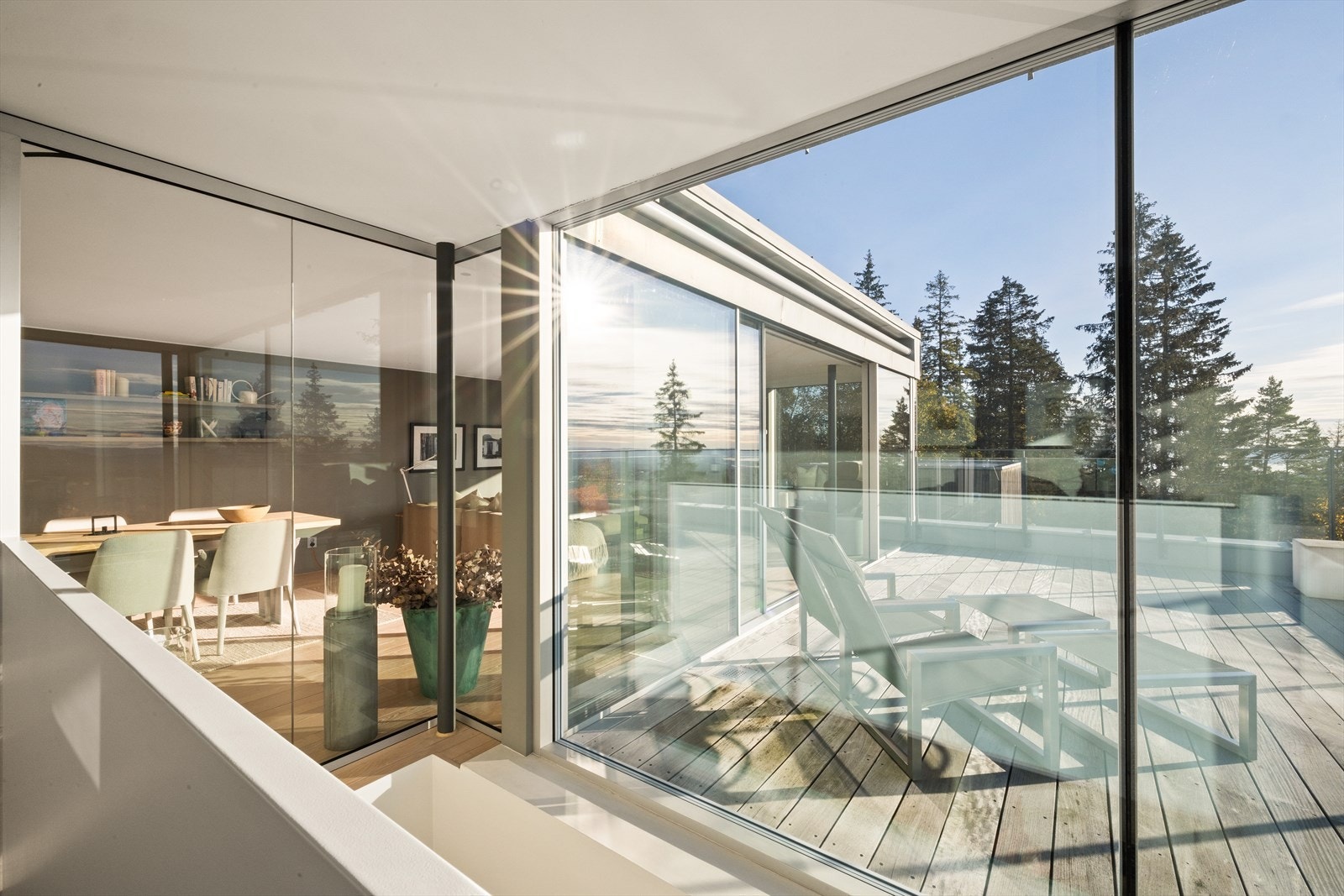 På øverste plan er det en vinterhage/loftestue med utgang til herlig takterrasse Galleribilde