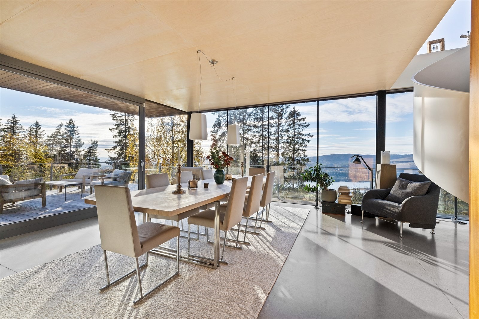 I hele etasjen er det vakre slipte betonggulv. Stor glass skyvedør ut til terrasse Galleribilde