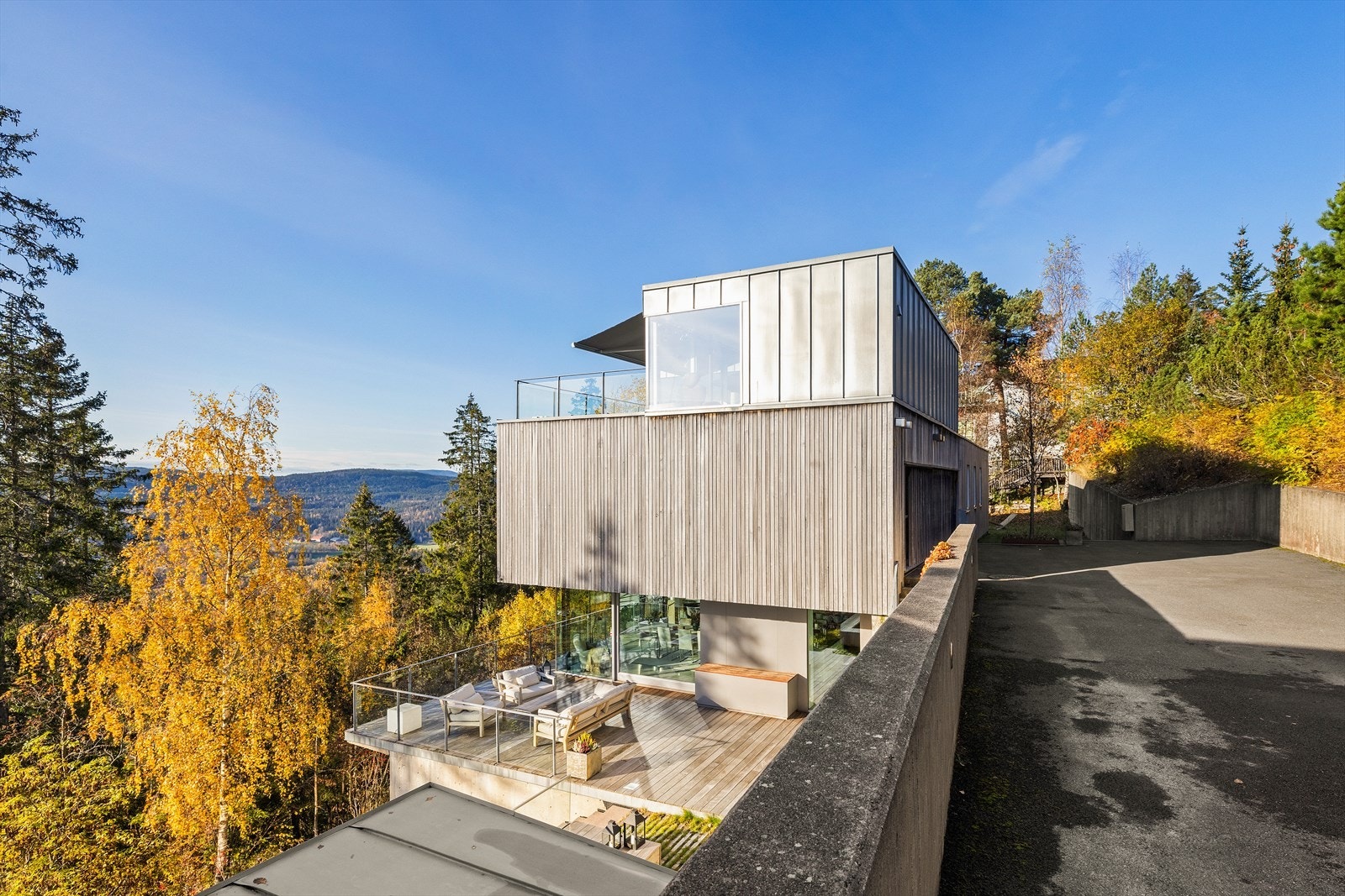 Rikelig med parkeringsmulighet også på gårdsplass (med varmekabler) Galleribilde