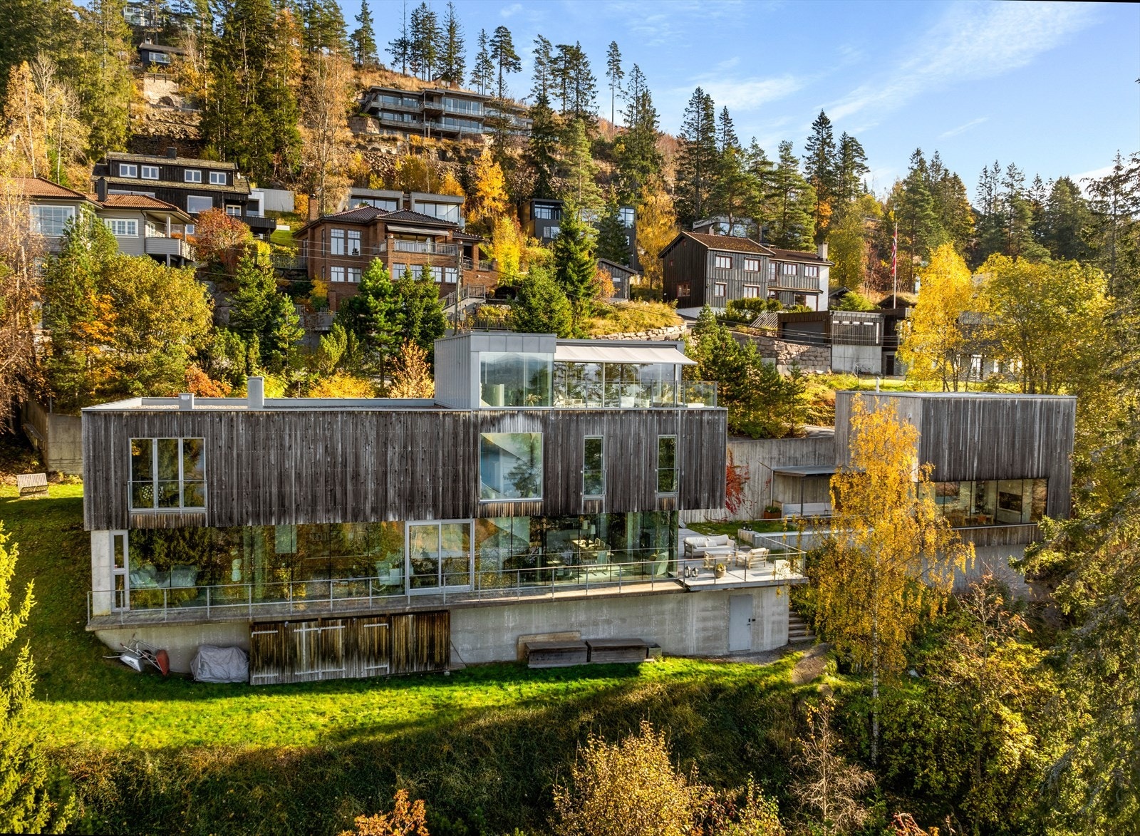 Velkommen til Villa Bjørne, en stor og vakker funkisvilla tegnet av arkitekt Reiulf Ramstad, naturskjønt beliggende på Holmenkollen, ved Voksenlia Galleribilde