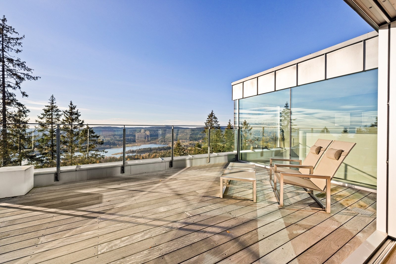 Fantastiske solforhold fra tidlig morgen til solen går ned bak horisonten i Bærumsmarka Galleribilde
