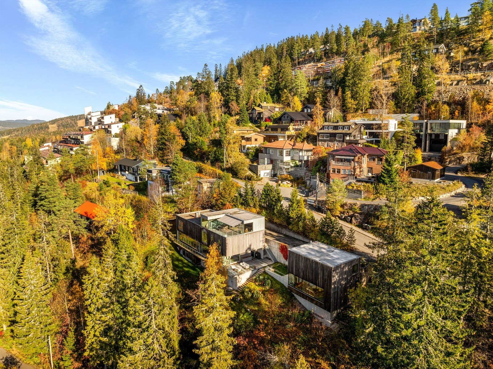 Frognerseterbanen går fra Skogen T-banestasjon (ca. 7-8 minutter unna) eller Voksenlia stasjon (ca. 9-10 minutter unna) Galleribilde