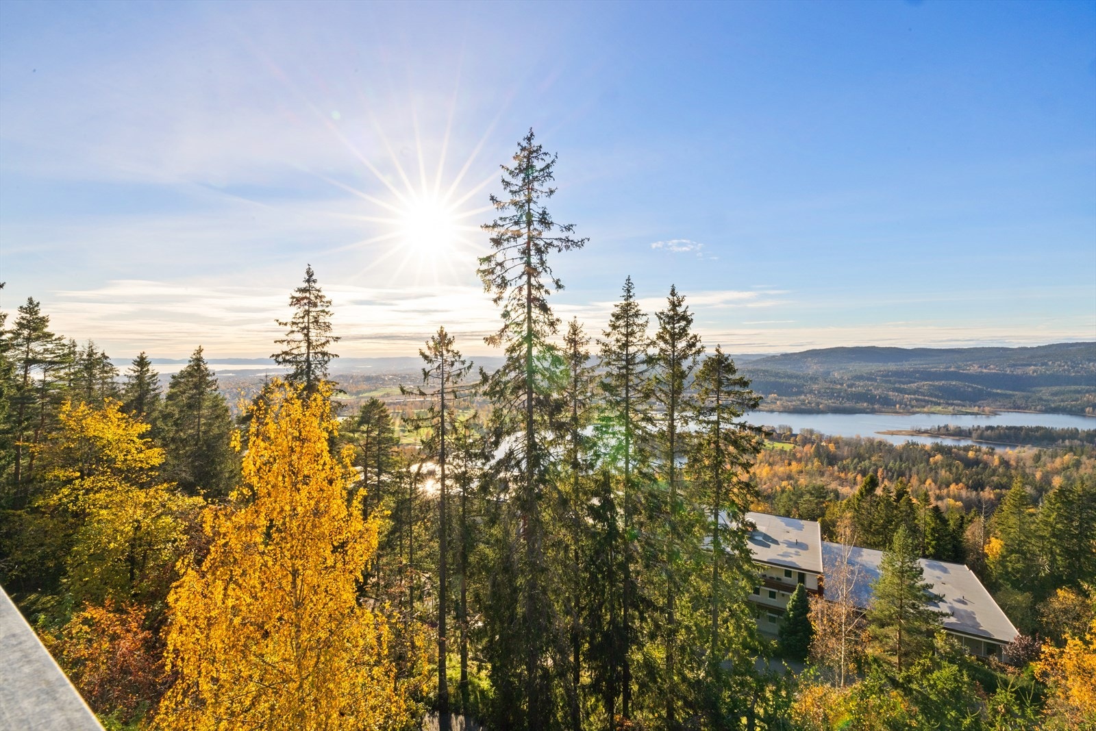 Vidstrakt og magisk utsikt mot vest til indre Oslofjord, videre over Hurum, Asker/Bærum, Bærumsmarka og Nordmarka med bl.a. Sørkedalen og Bogstadvannet Galleribilde