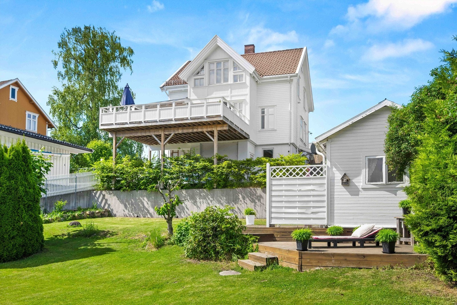 Utvendig har du en stor, solrik altan, flott hage og utehus med terrasse Galleribilde