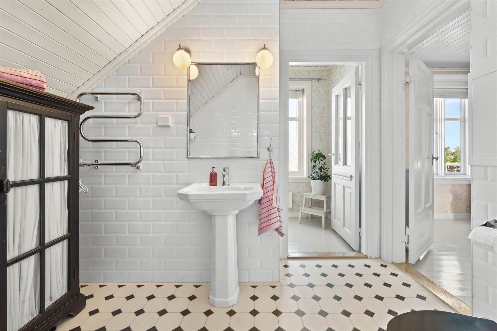 Flislagt baderom med dusjkabinett og badekar Galleribilde