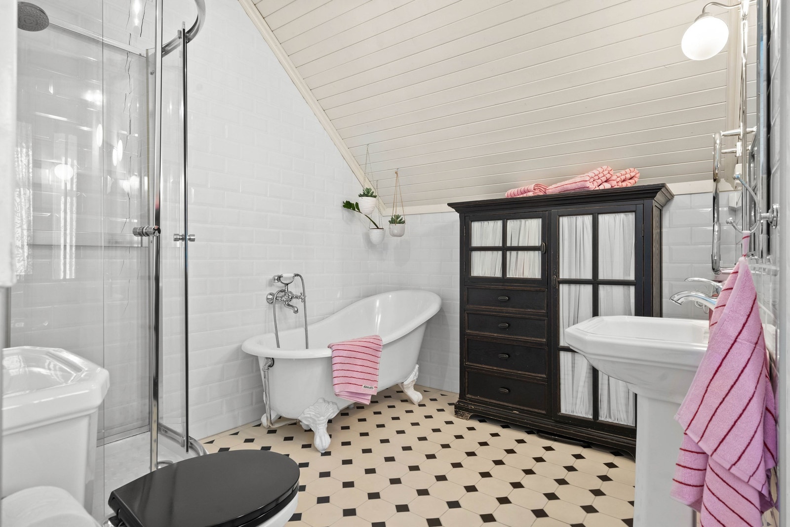 I tilknytning til hovedsoverommet har du adkomst til eget baderom Galleribilde