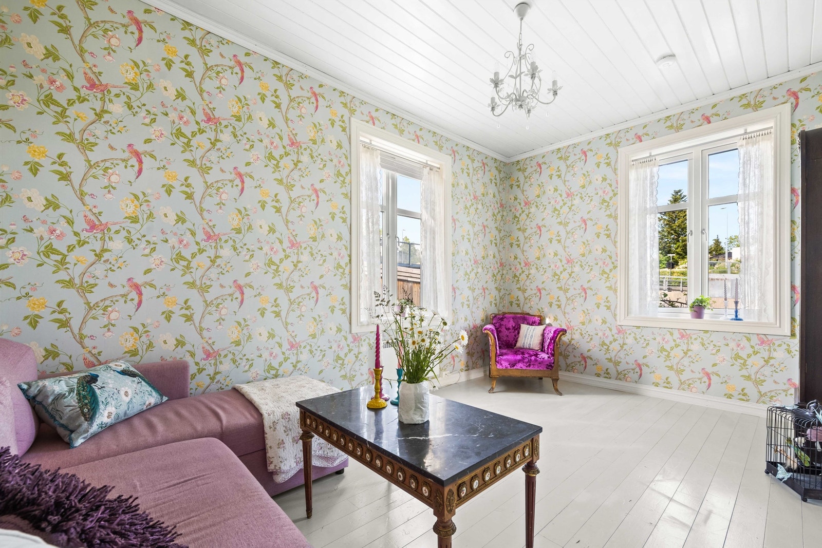 Stuene har god plass til sofa og øvrig møblement Galleribilde