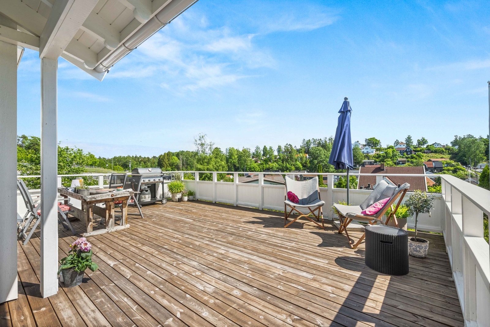 Velkommen til Ringstabekkveien 100a: Her får du bl.a. stor hage, garasje og egen inngang i u. etasjen. Galleribilde