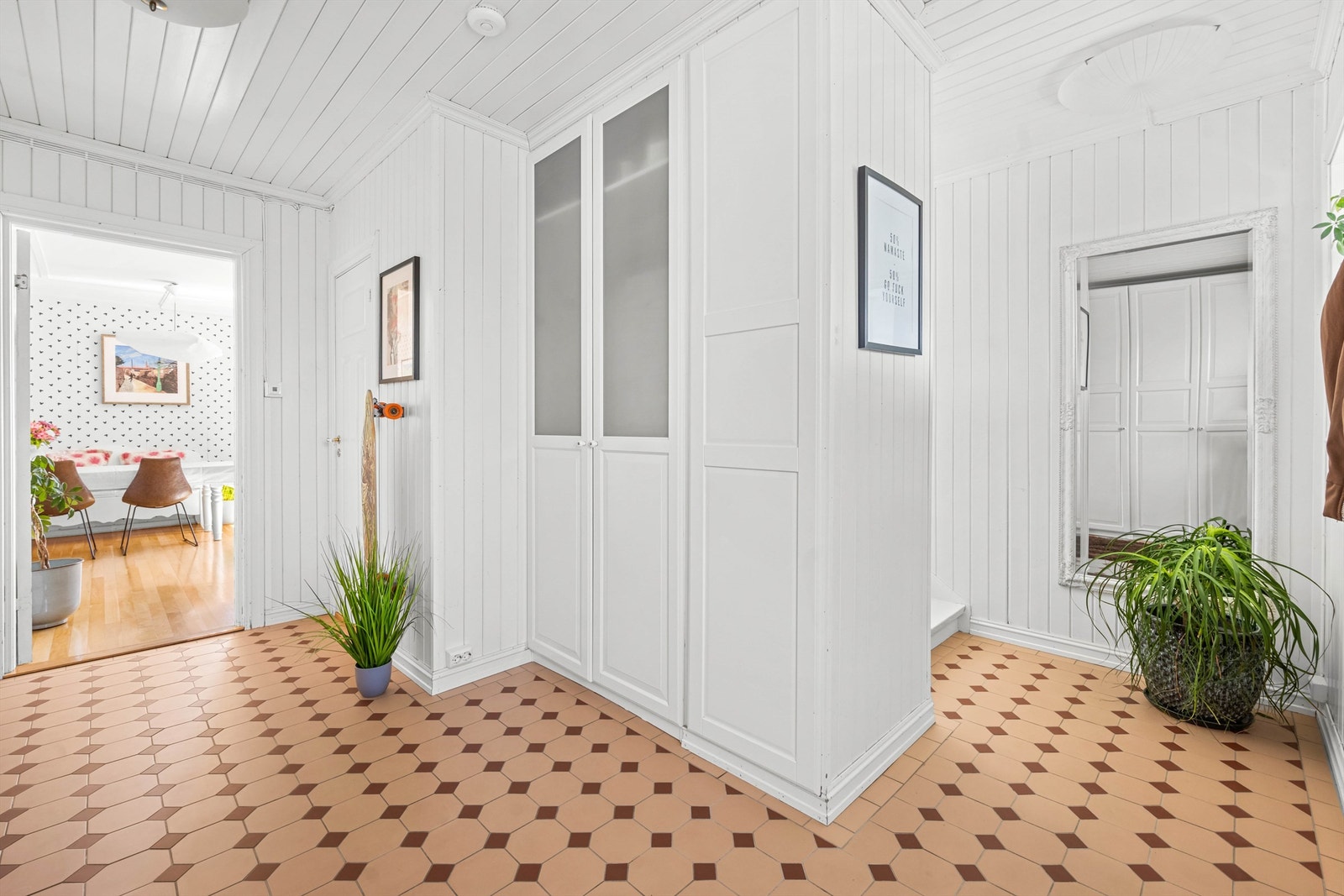 Entréen har adkomst til wc og trapp opp Galleribilde