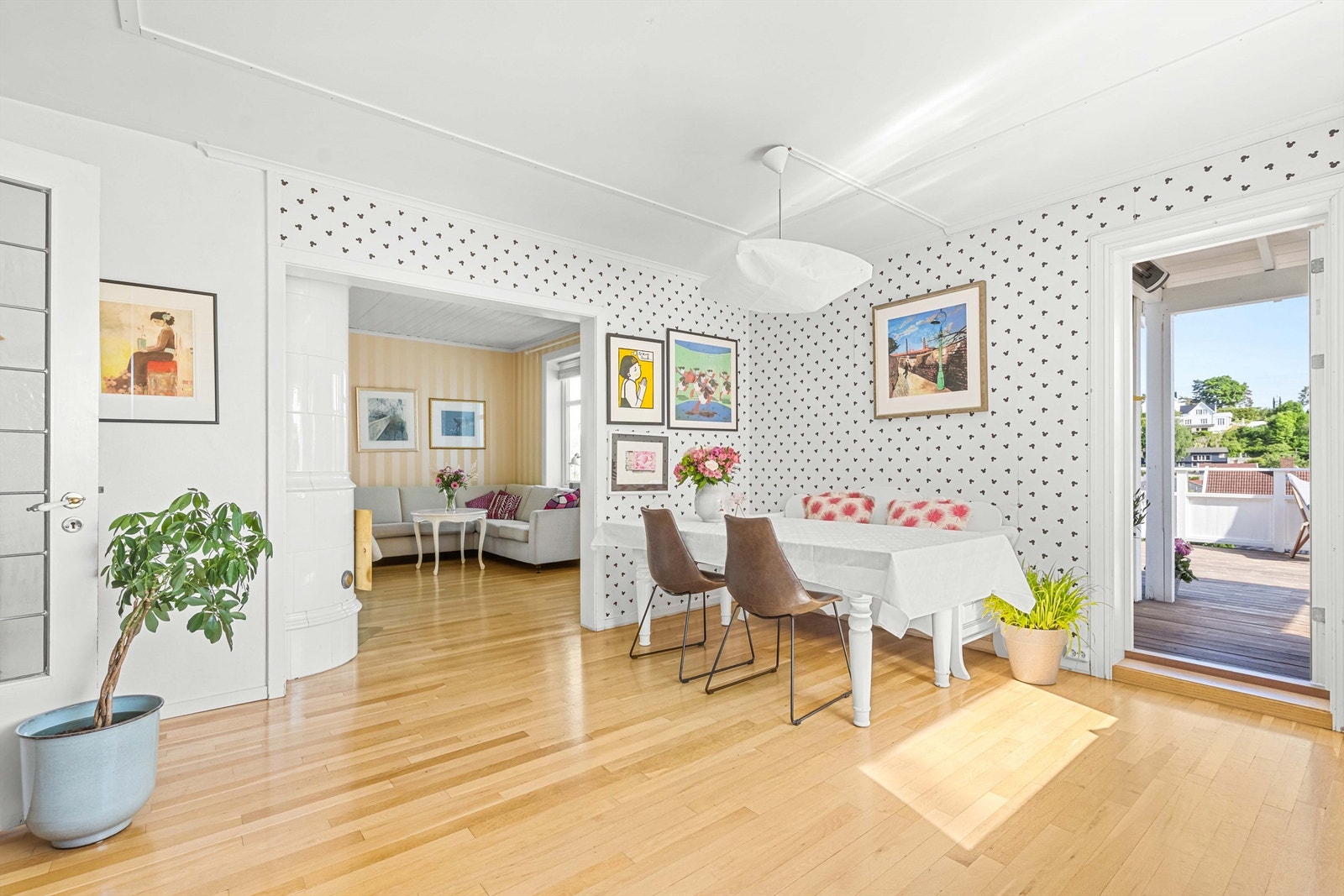 Boligen har store og gode rom og kjøkkenet har utgang til terrasse Galleribilde