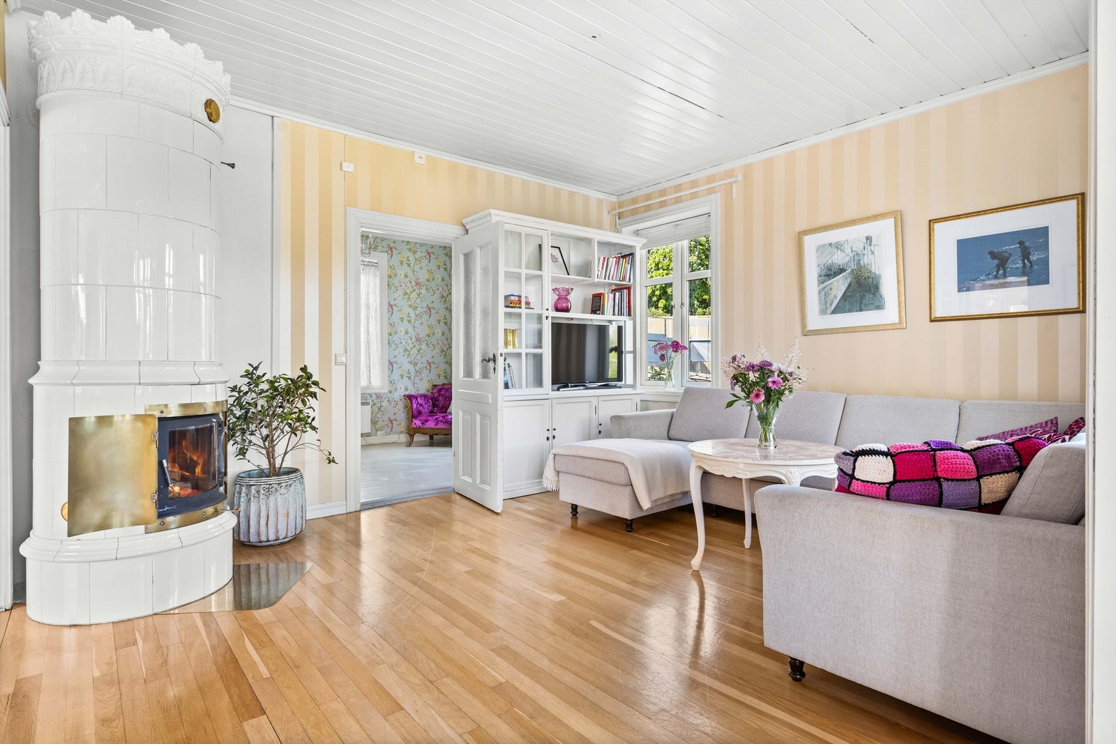 Kakkelovnen gir god varme på kalde dager Galleribilde