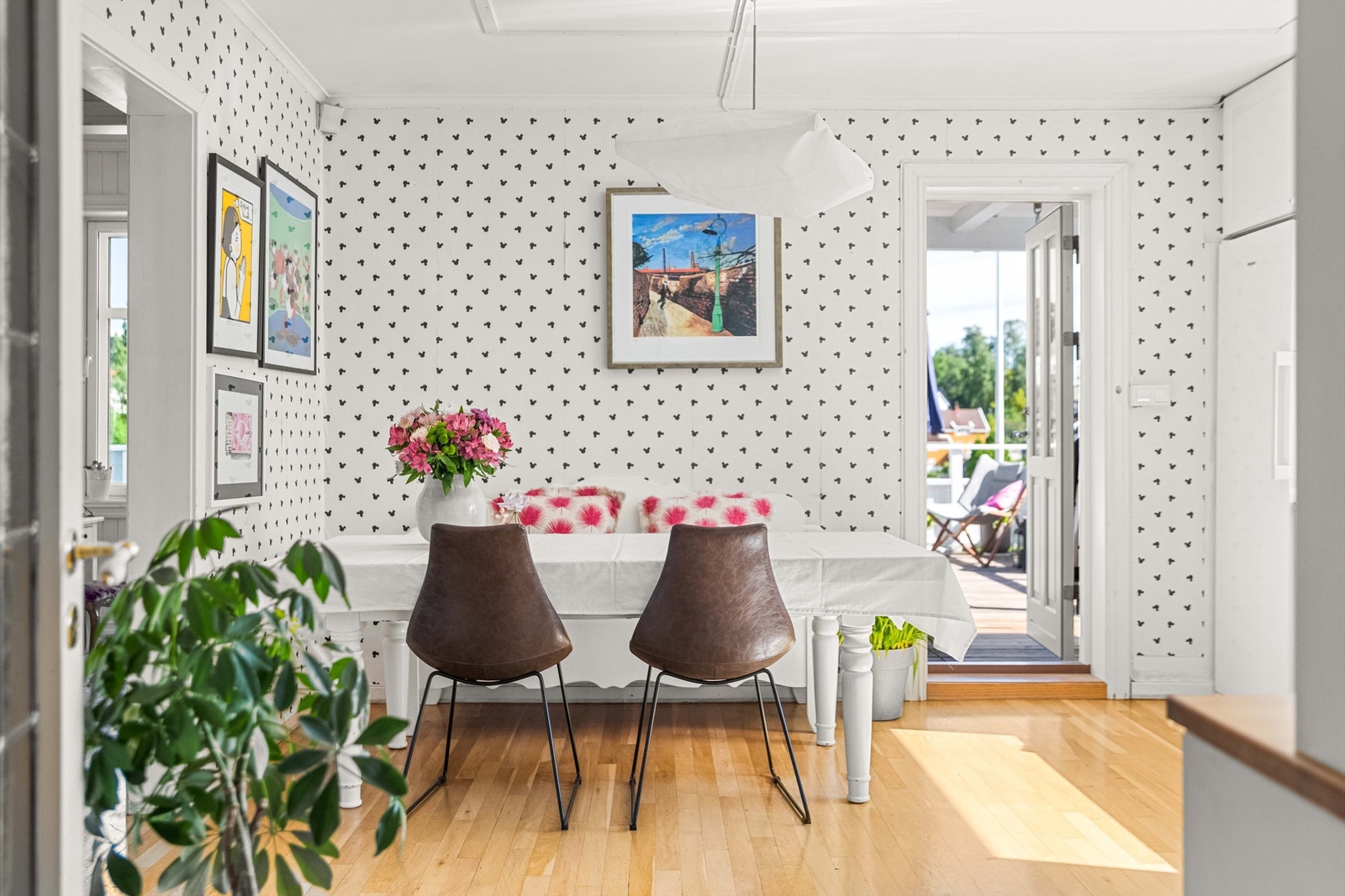 Det er god plass til spisebord på kjøkkenet Galleribilde