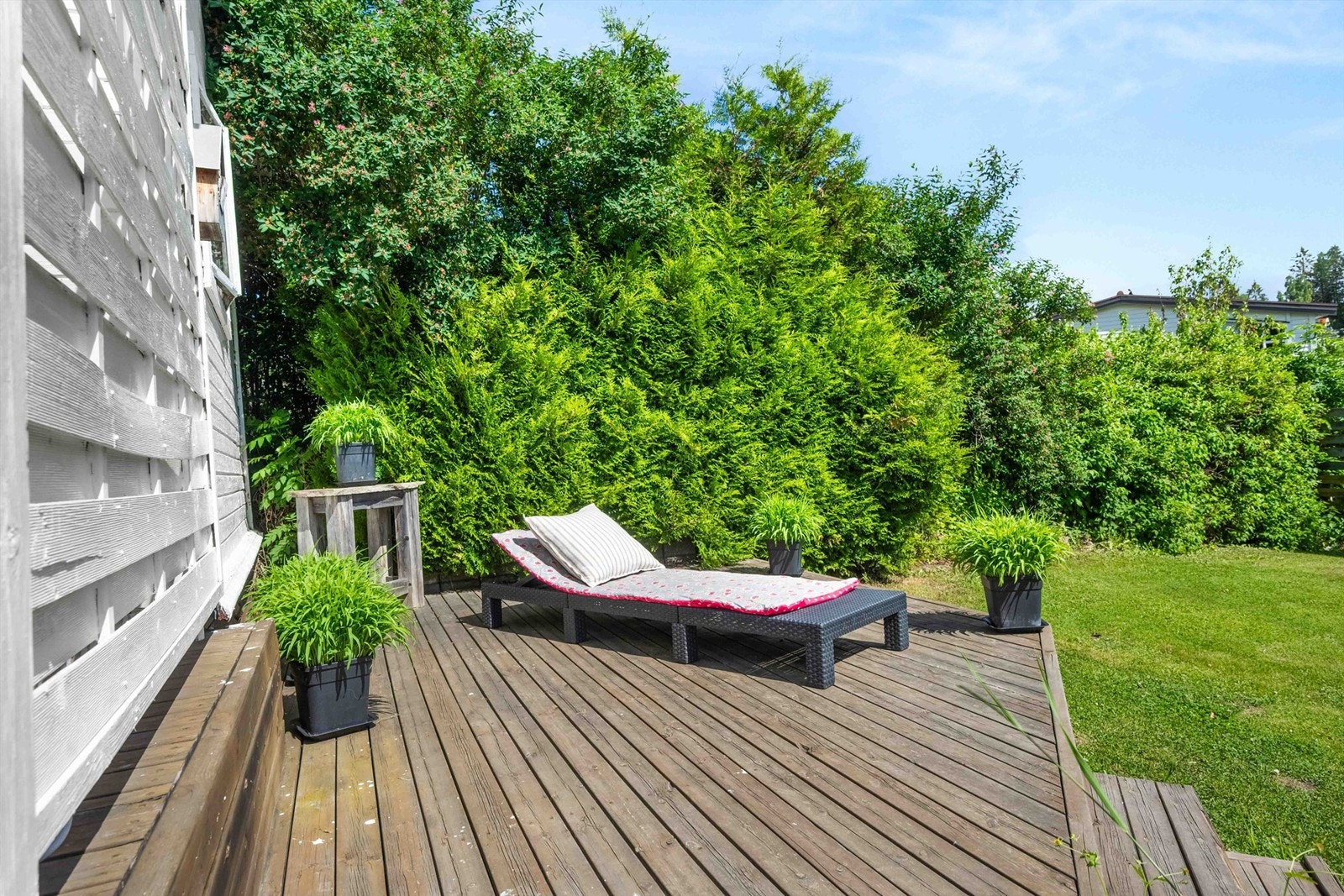 Det er en terrasse til på nedsiden av uthuset Galleribilde