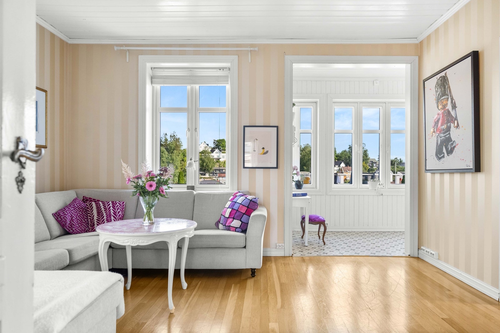 Store vindusflater slipper rikelig med lys inn Galleribilde