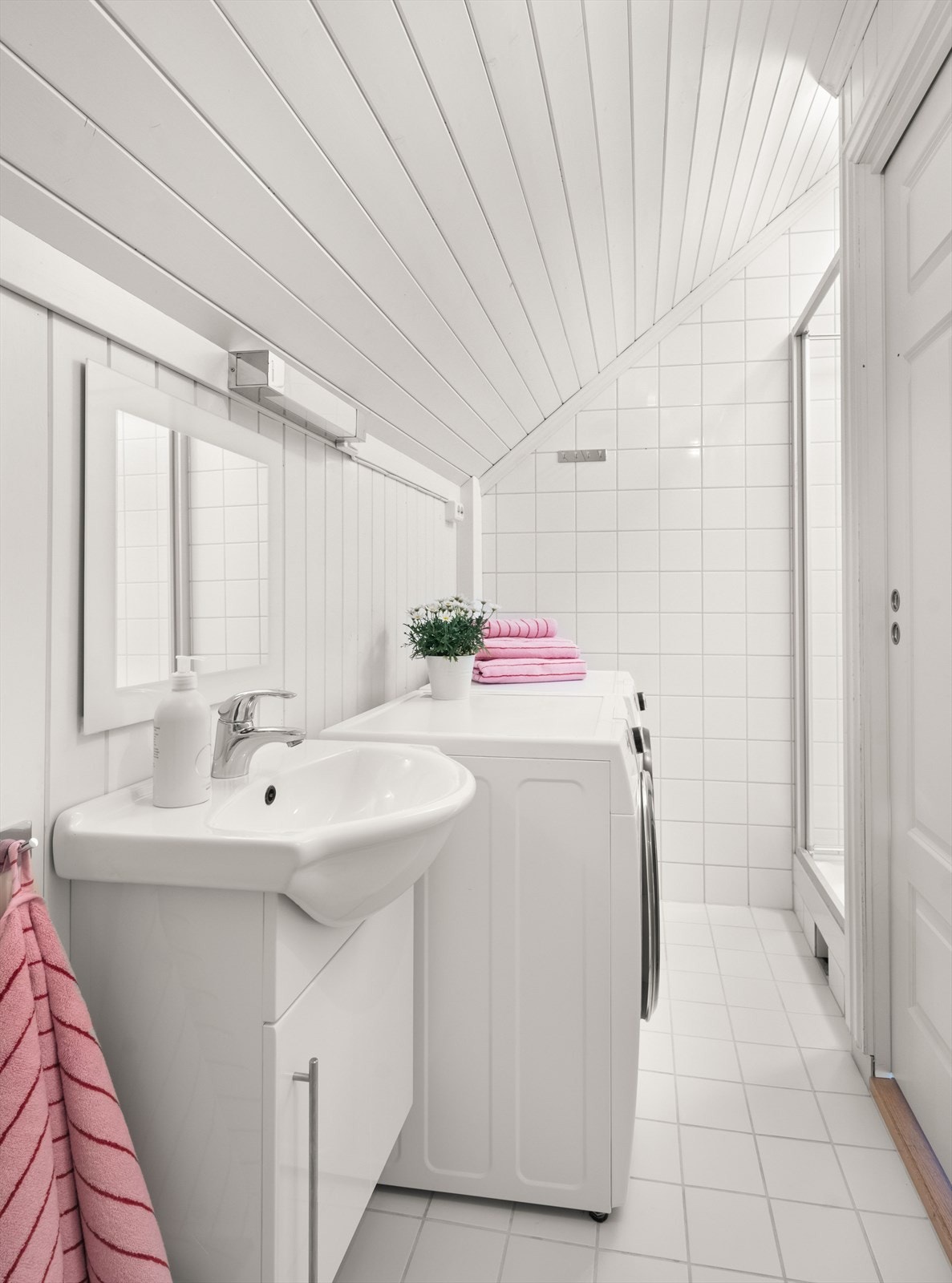 Bad/vaskerom i 2 etasje med dusj i nisje Galleribilde